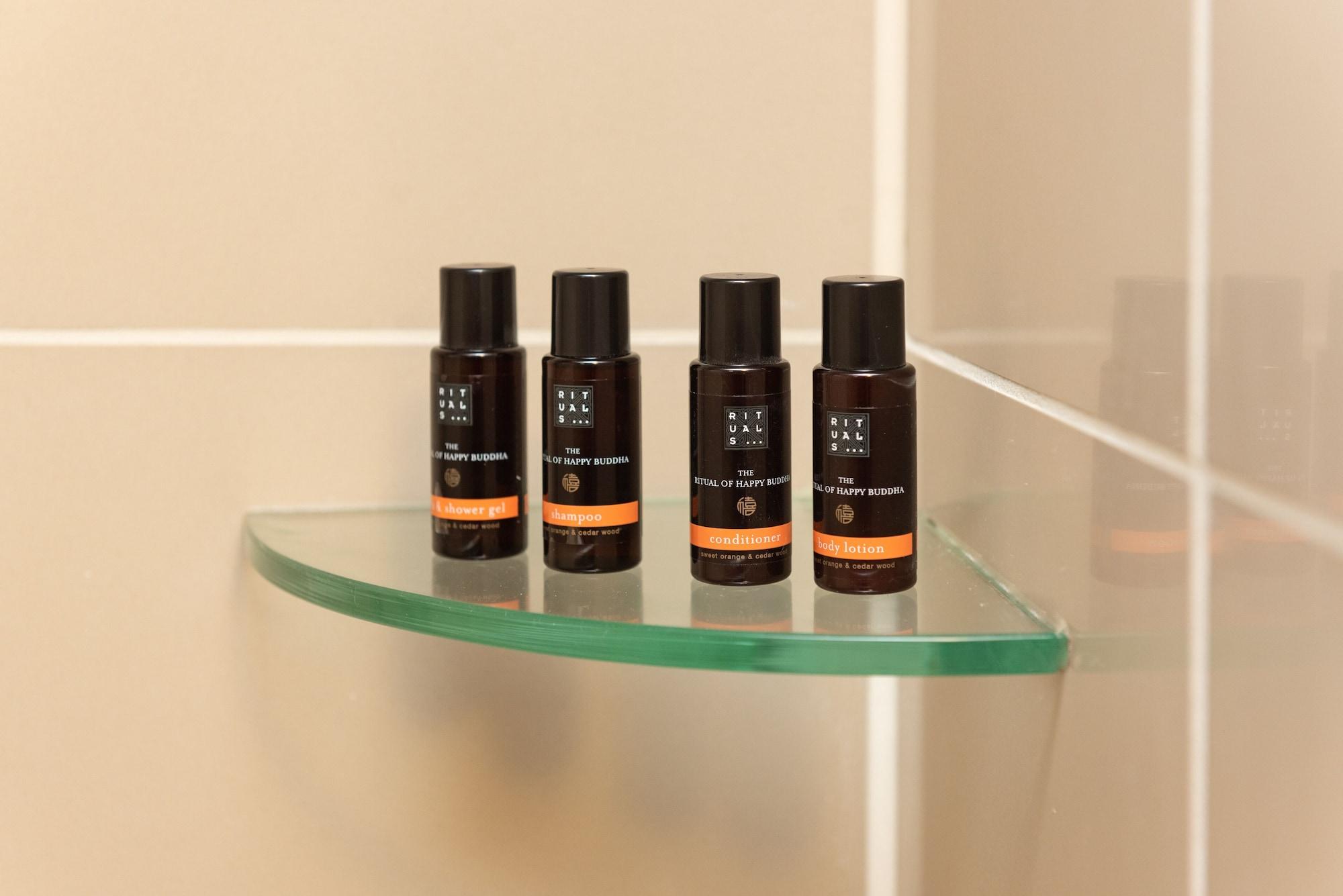 Vr Takapuna Auckland Exterior foto A selection of the hotel's branded toiletries